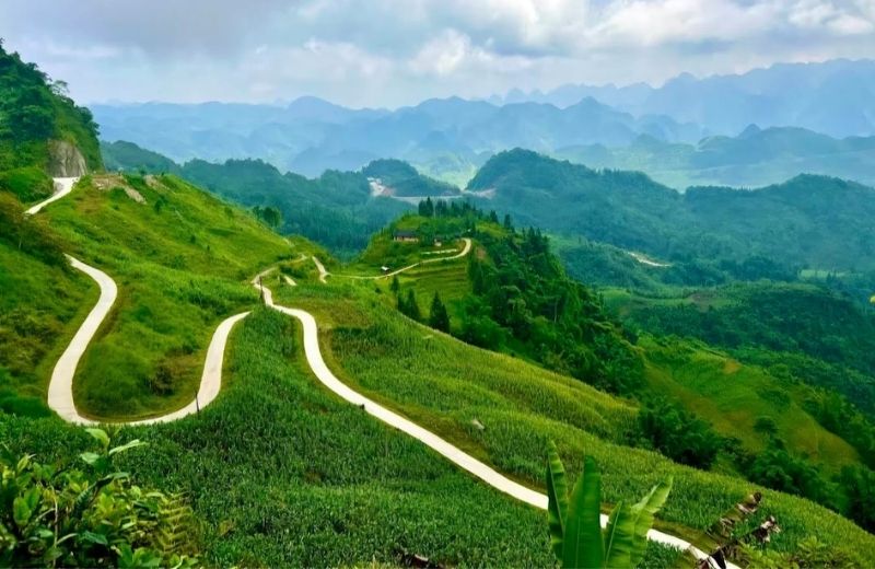 Arrive at Quan Ba Heaven Gate for comprehensive, panoramic photographic opportunities.